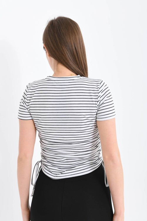 Kadın Beyaz Yanları Büzgü Detaylı Siyah Çizgili Crop Bluz