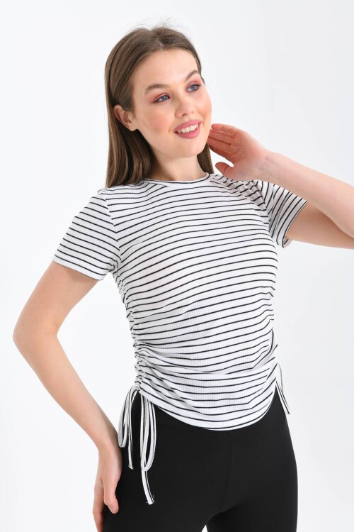 Kadın Beyaz Yanları Büzgü Detaylı Siyah Çizgili Crop Bluz