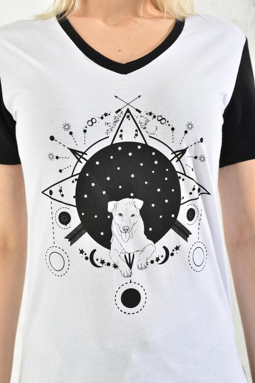 Siyah-Beyaz V Yaka Baskılı T-Shirt