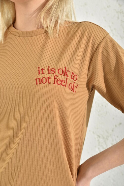 Sütlü Kahve Nakış Detaylı Kısa Kol T-Shirt