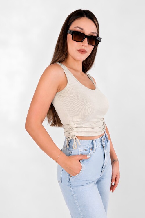 Bej Büzgü Drape Detaylı Crop Atlet | Havuz Yaka Fitted Kalıp | Asimetrik Kesim Fitilli Kaşkorse Esnek Örme Kumaş | %96 Pamuk %4 Elastan