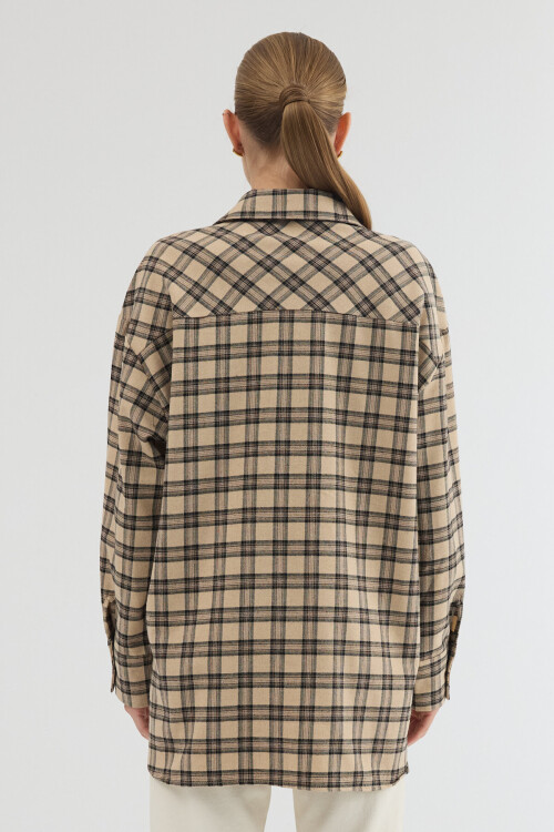 Bej Oversize Kesim Uzun Kol Düğme ve Cep Detaylı Ekose Gömlek