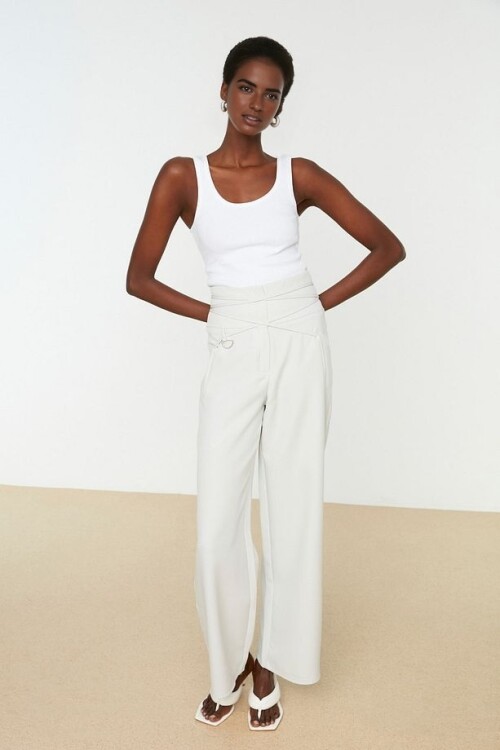 Beyaz Fitted Havuz Yaka Fitilli Esnek Örme Atlet