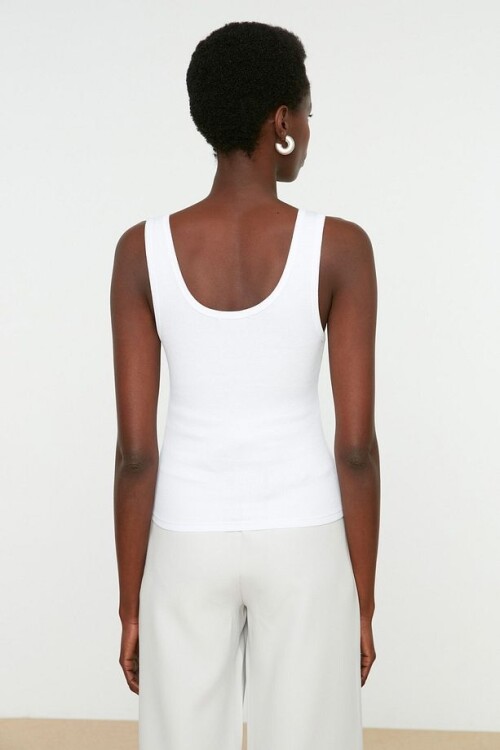 Beyaz Fitted Havuz Yaka Fitilli Esnek Örme Atlet