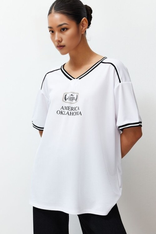 Beyaz Ön Arka Baskılı Oversize Kesim V Yaka  Örme T-Shirt