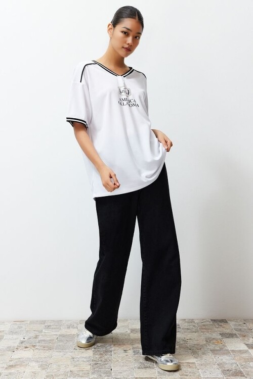 Beyaz Ön Arka Baskılı Oversize Kesim V Yaka  Örme T-Shirt