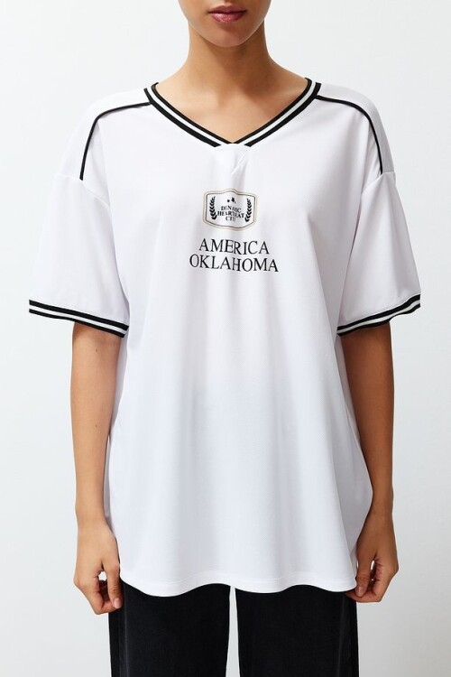 Beyaz Ön Arka Baskılı Oversize Kesim V Yaka  Örme T-Shirt