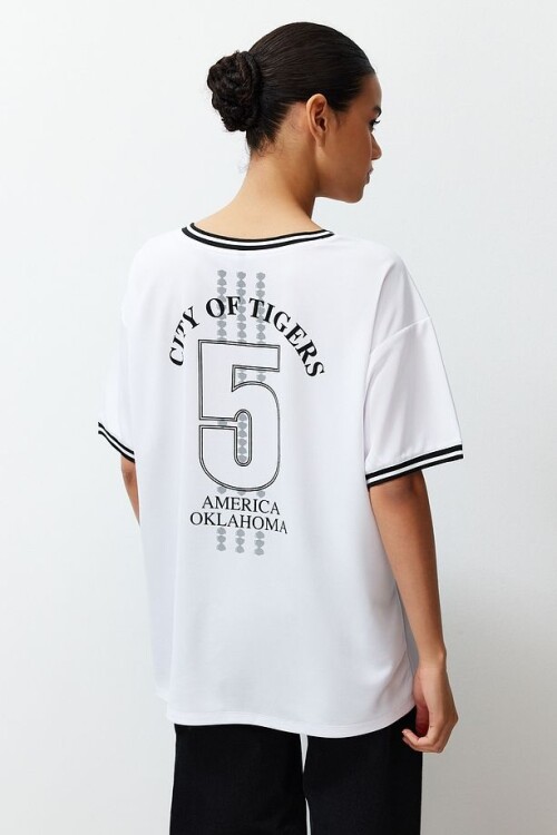 Beyaz Ön Arka Baskılı Oversize Kesim V Yaka  Örme T-Shirt