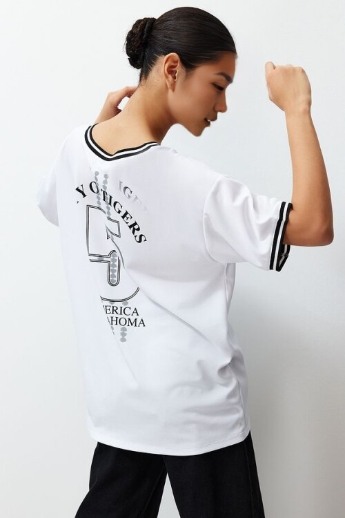 Beyaz Ön Arka Baskılı Oversize Kesim V Yaka  Örme T-Shirt