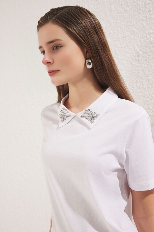 Beyaz Polo Yaka Taş Detaylı Regular Kalıp Örme T-Shirt
