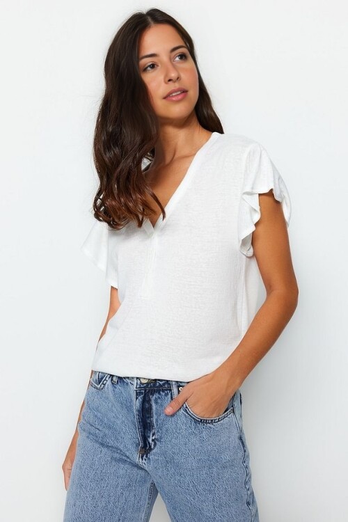 Beyaz V Yaka Keten Görünümlü Düğmeli Fırfırlı Regular Kalıp Örme T-Shirt