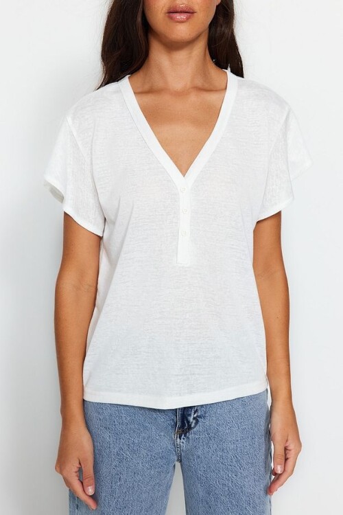 Beyaz V Yaka Keten Görünümlü Düğmeli Fırfırlı Regular Kalıp Örme T-Shirt