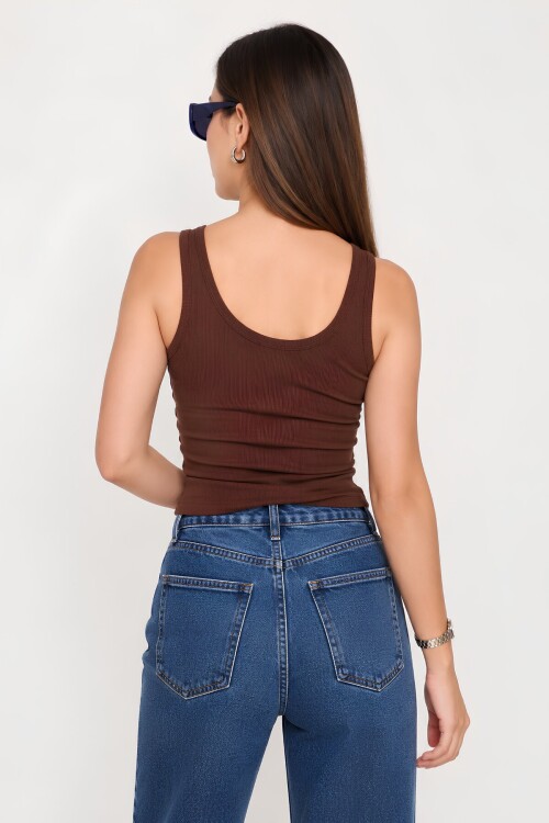 Kahverengi Fitted Havuz Yaka Atlet | Kalın Askılı Fitilli Kaşkorse Örme Kumaş | %98 Pamuk %2 Elastan Esnek Vücuda Oturan Basic Atlet