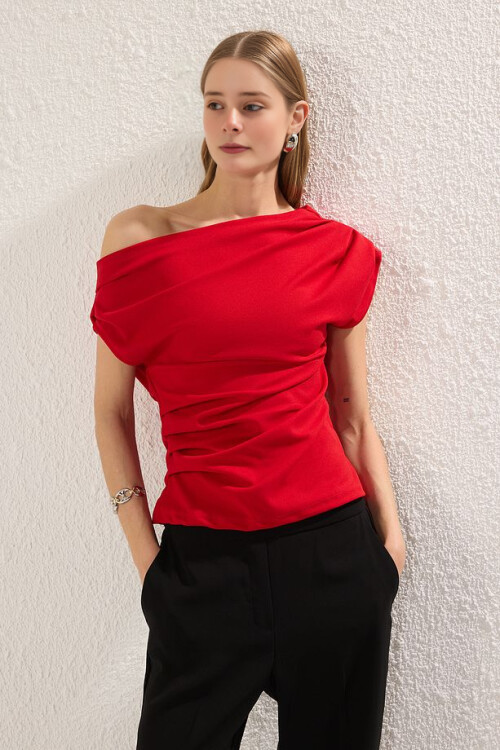 Kadın Kırmızı Büzgü Detay Asimetrik Yaka Bluz