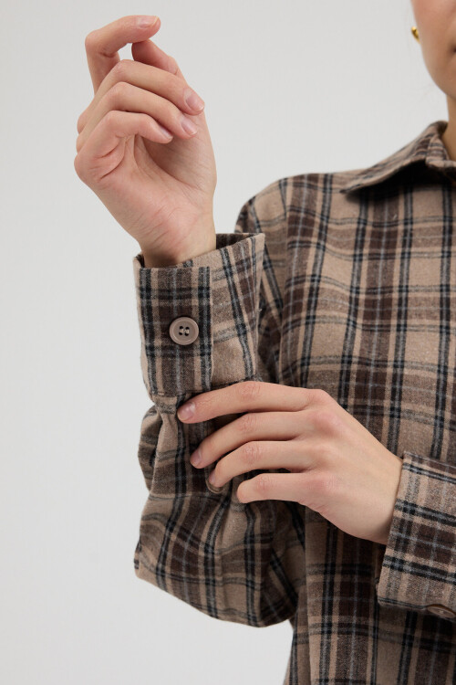 Kahve Oversize Kesim Uzun Kol Düğme ve Cep Detaylı Ekose Gömlek