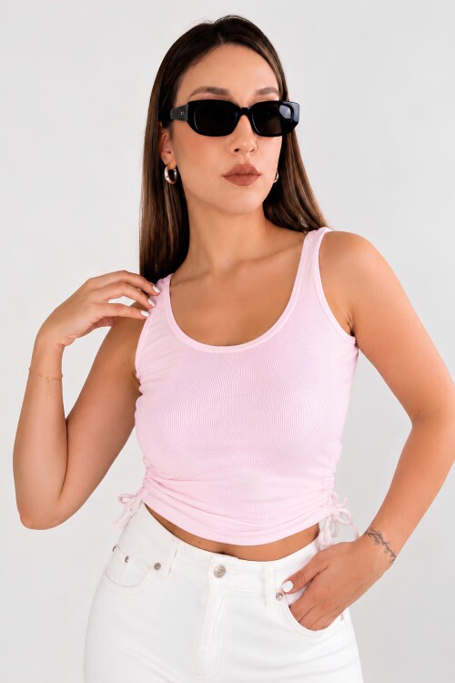 Pembe Büzgü Drape Detaylı Crop Atlet | Havuz Yaka Fitted Kalıp | Asimetrik Kesim Fitilli Kaşkorse Esnek Örme Kumaş | %96 Pamuk %4 Elastan