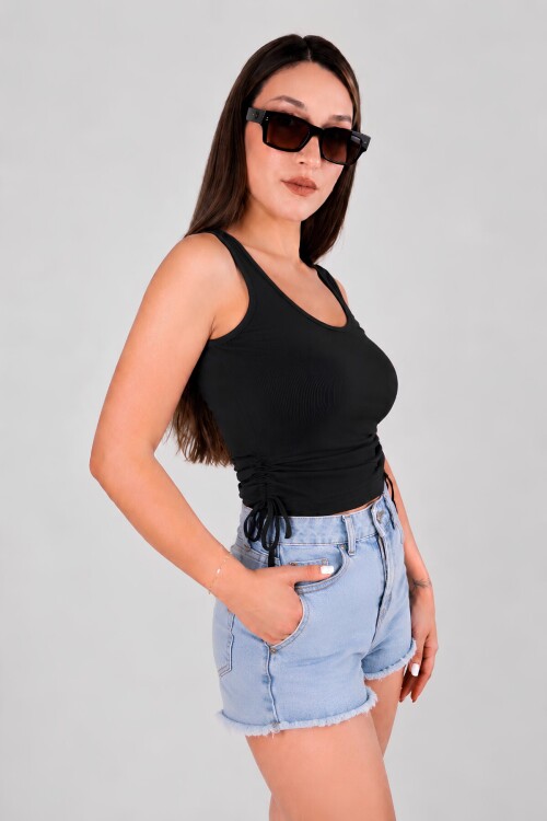 Siyah Büzgü Drape Detaylı Crop Atlet | Havuz Yaka Fitted Kalıp | Asimetrik Kesim Fitilli Kaşkorse Esnek Örme Kumaş | %96 Pamuk %4 Elastan