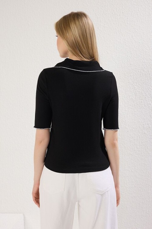 Siyah Yaka Detaylı Regular Kalıp Örme Bluz