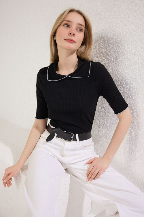 Siyah Yaka Detaylı Regular Kalıp Örme Bluz