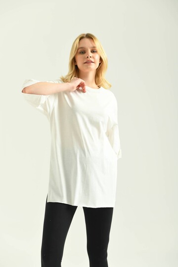 Beyaz Duble Kol Geniş Kesim Asimetrik Yırtmaçlı Örme T-Shirt