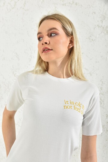 Beyaz Nakış Detaylı Kısa Kol T-Shirt
