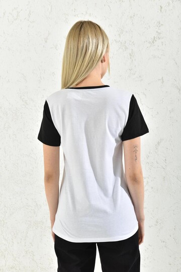 Siyah-Beyaz V Yaka Baskılı T-Shirt