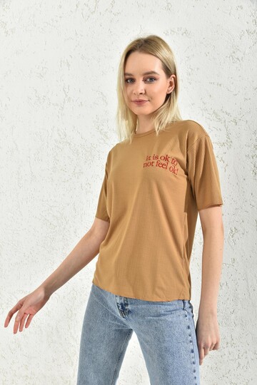 Sütlü Kahve Nakış Detaylı Kısa Kol T-Shirt