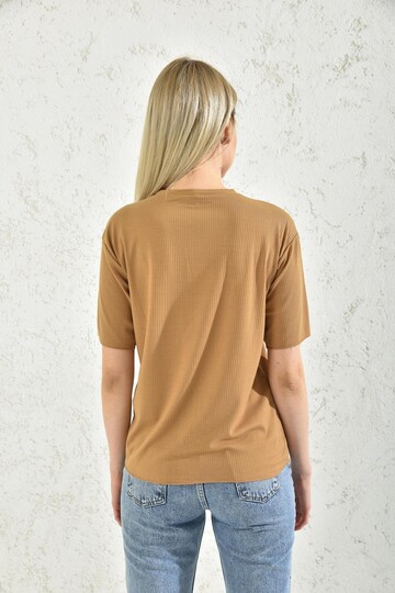 Sütlü Kahve Nakış Detaylı Kısa Kol T-Shirt