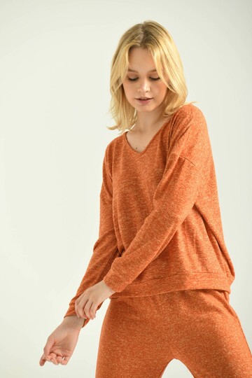 Turuncu V Yaka Yumoş Kumaş Örme Pijama Takımı