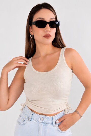Bej Büzgü Drape Detaylı Crop Atlet | Havuz Yaka Fitted Kalıp | Asimetrik Kesim Fitilli Kaşkorse Esnek Örme Kumaş | %96 Pamuk %4 Elastan
