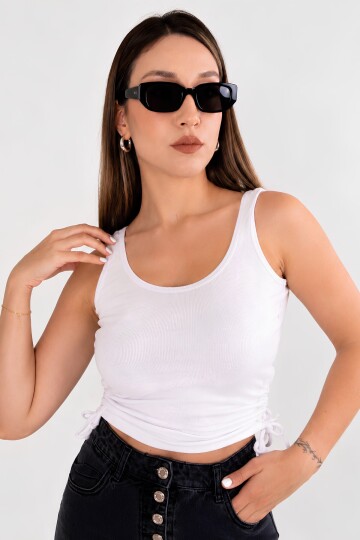 Beyaz Büzgü Drape Detaylı Crop Atlet | Havuz Yaka Fitted Kalıp | Asimetrik Kesim Fitilli Kaşkorse Esnek Örme Kumaş | %96 Pamuk %4 Elastan