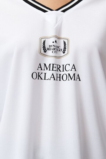 Beyaz Ön Arka Baskılı Oversize Kesim V Yaka  Örme T-Shirt