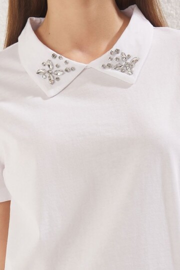 Beyaz Polo Yaka Taş Detaylı Regular Kalıp Örme T-Shirt