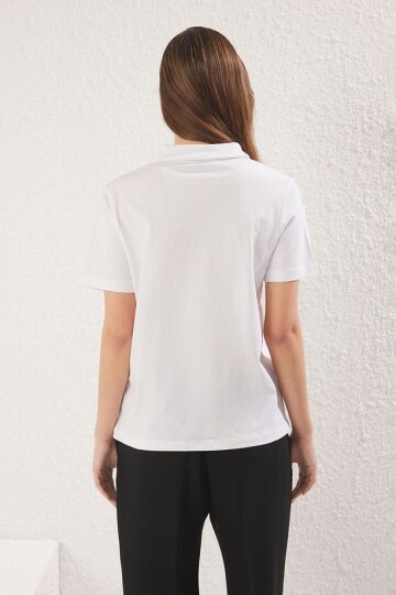 Beyaz Polo Yaka Taş Detaylı Regular Kalıp Örme T-Shirt