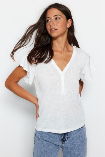 Beyaz V Yaka Keten Görünümlü Düğmeli Fırfırlı Regular Kalıp Örme T-Shirt