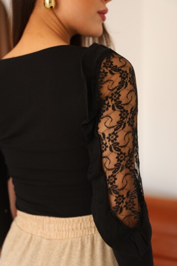 Siyah Bisiklet Yaka Kolları Dantel ve Fırfır Detaylı Bluz