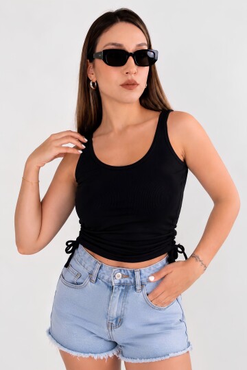 Siyah Büzgü Drape Detaylı Crop Atlet | Havuz Yaka Fitted Kalıp | Asimetrik Kesim Fitilli Kaşkorse Esnek Örme Kumaş | %96 Pamuk %4 Elastan