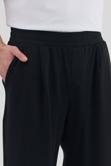 Siyah Dalgıç Kumaş Şardonlu Önü Pile ve Cep Detaylı Rahat Kesim Baggy Pantolon