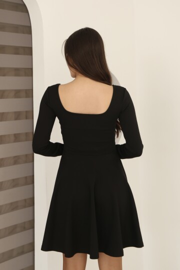 Siyah İnterlok Bel Oturmalı Kare Yaka Kloş Etekli Elbise